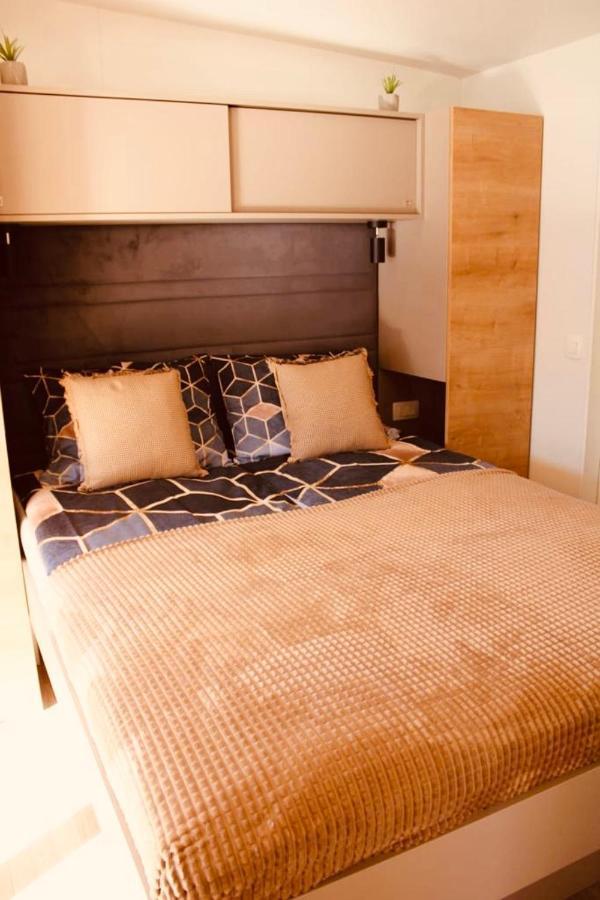 Mobile Home Peponi Del Mar, Brand New Биоград на Мору Екстериор снимка