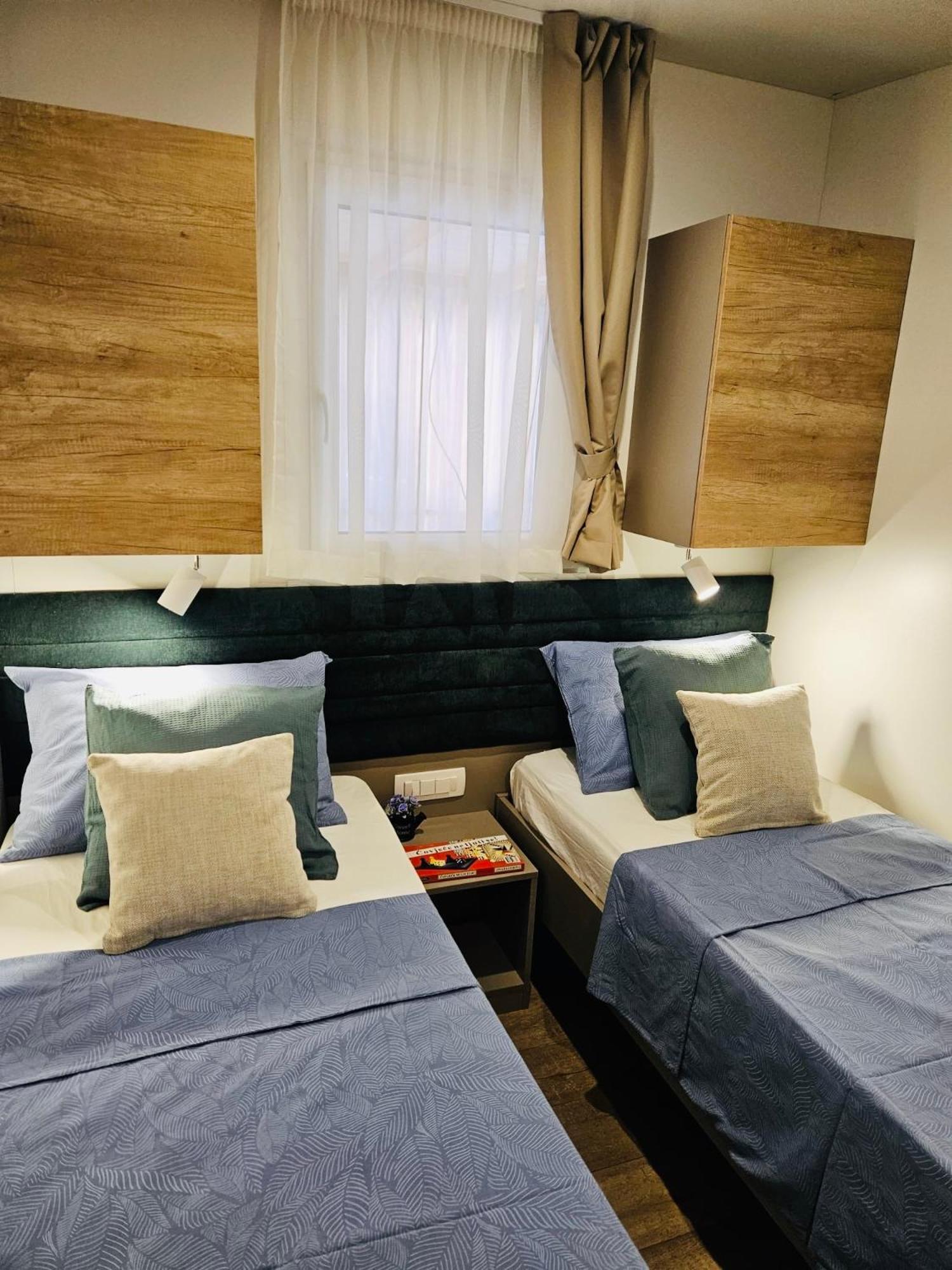 Mobile Home Peponi Del Mar, Brand New Биоград на Мору Екстериор снимка