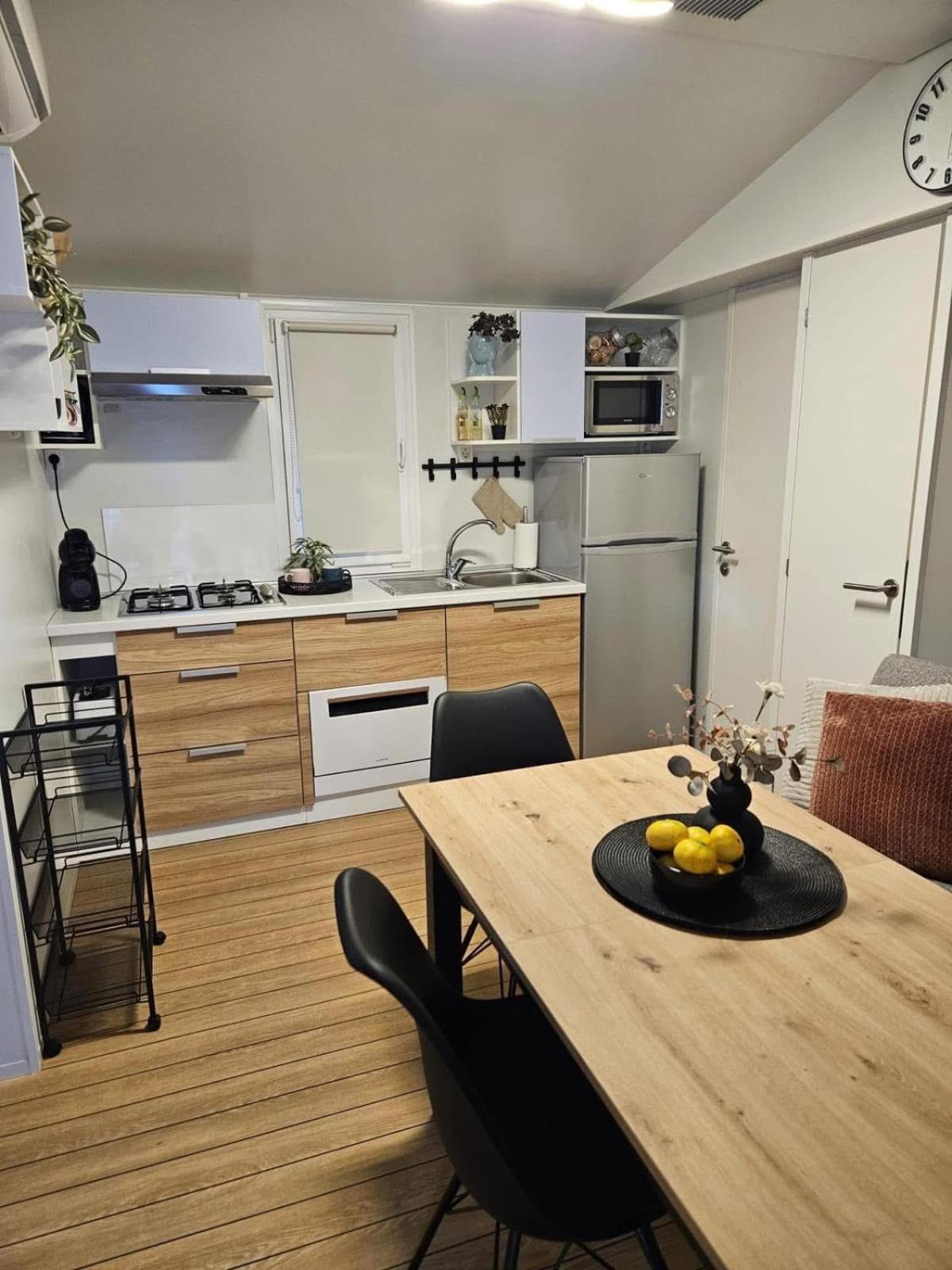 Mobile Home Peponi Del Mar, Brand New Биоград на Мору Екстериор снимка